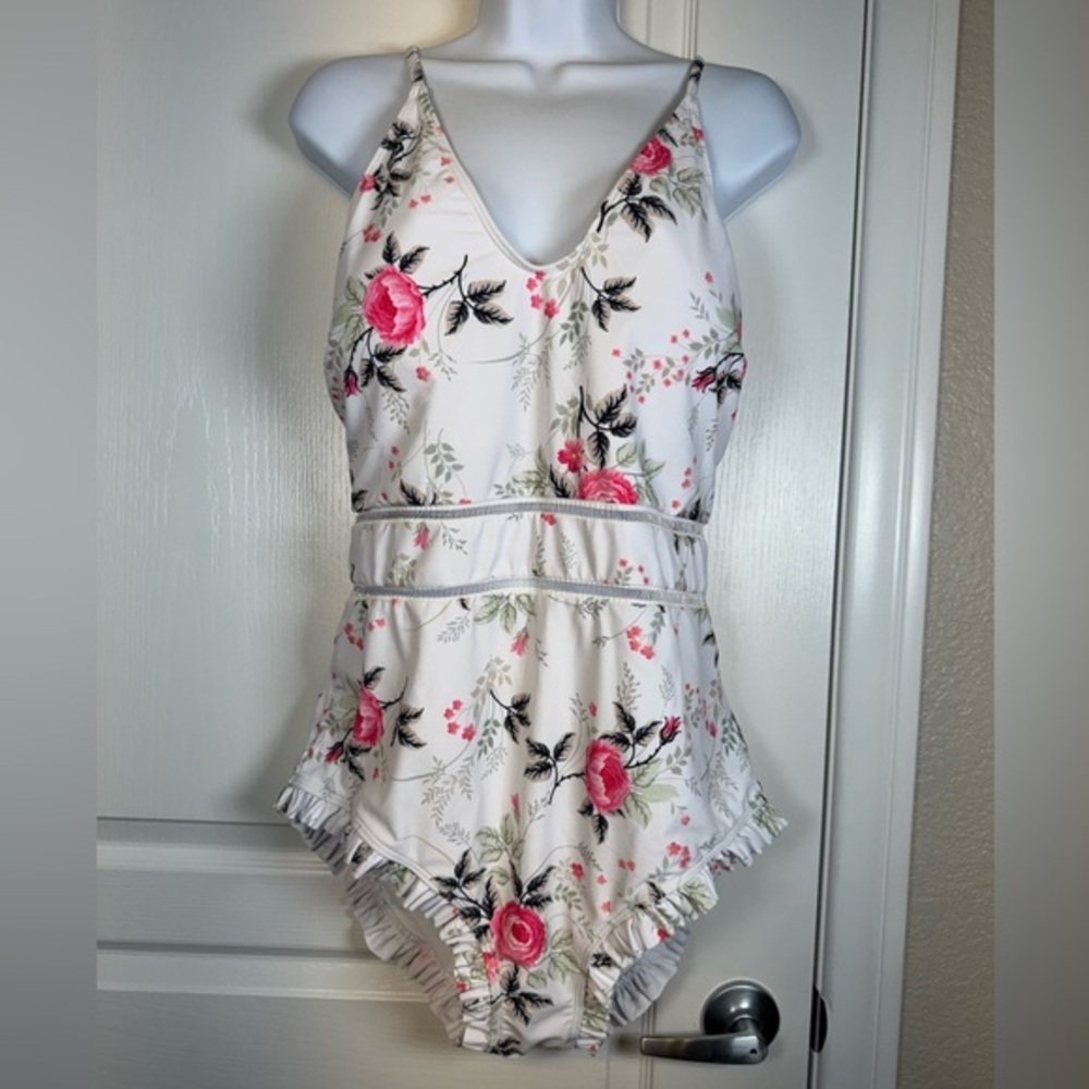 V-Neck White Bikini Ruffle Floral Halter, Cross Back Swimsuit Size 2XL EUC #5947